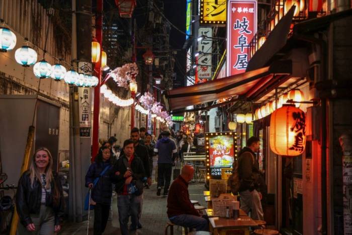Một con phố tập trung các Izakaya ở khu Shinjuku, Tokyo ngày 30/3. Ảnh:  AFP