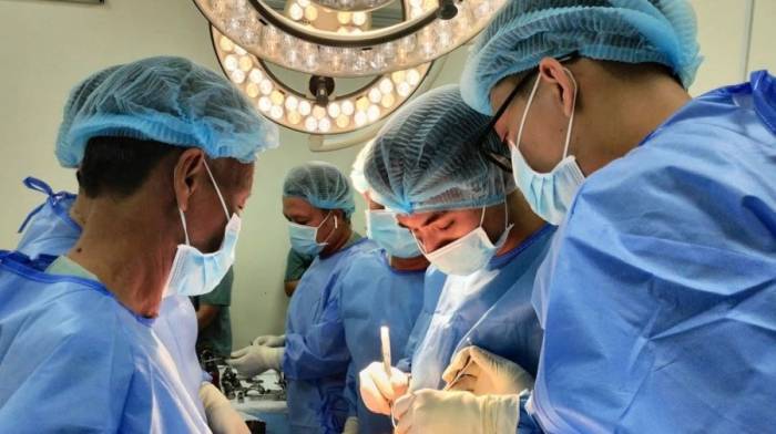 Y bác sĩ Bệnh viện Đa khoa Khu vực Hóc Môn phẫu thuật cho bệnh nhân. Ảnh: Bệnh viện cung cấp