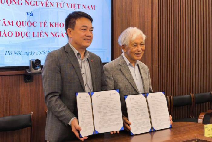 TS Trần Chí Thành (trái) và GS Trần Thanh Vân (phải) tại lễ ký kết hợp tác giữa Vinatom và Icise. Ảnh: Vinatom