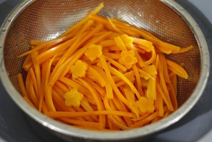 Ăn quá nhiều cà rốt có thể gây vàng da. Ảnh: Bùi Thủy