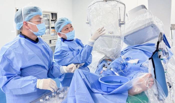 Các bác sĩ can thiệp cho bệnh nhân. Ảnh: Bệnh viện cung cấp