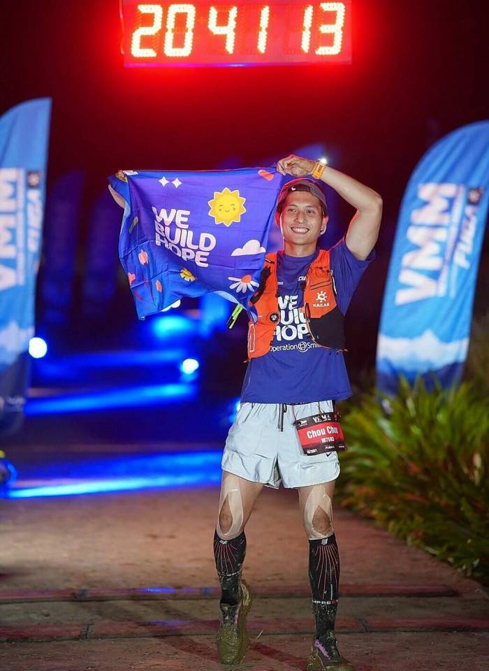 Lâm Bảo Châu cán đích 70 km tại Vietnam Mountain Marathon 2026. Ảnh: NVCC