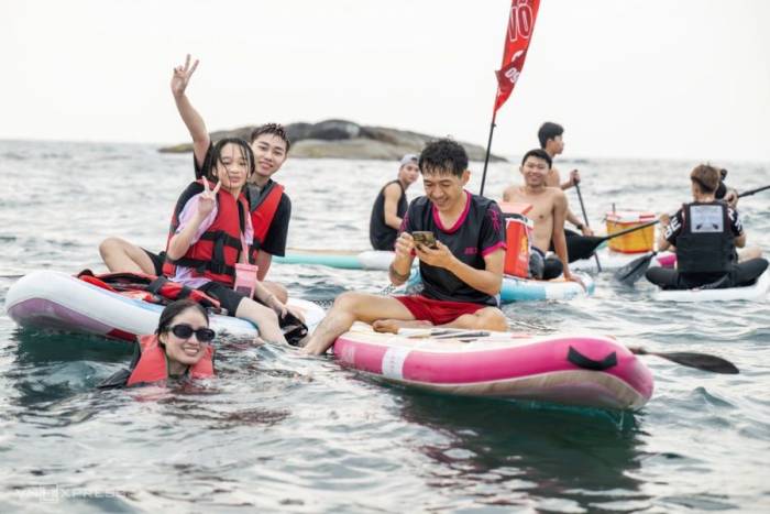 Chèo sup ở bãi tắm Mân Thái, Đà Nẵng, tháng 4/2026. Ảnh: Giang Huy