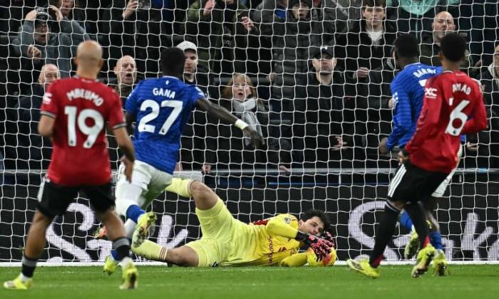 Thủ môn Senne Lammens đổ người bắt gọn một cú dứt điểm trong trận Man Utd thắng Everton 1-0 ở vòng 27 Ngoại hạng Anh trên sân Hill Dickinson, Liverpool, Anh ngày 23/2/2026. Ảnh: AFP