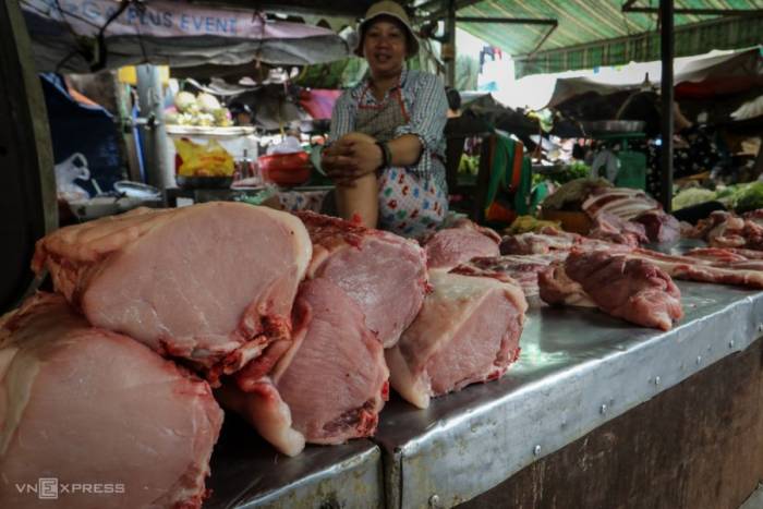Tiểu thương bán thịt heo tại chợ chung cư Vĩnh Hội  (TP HCM). Ảnh: Ngọc Thành