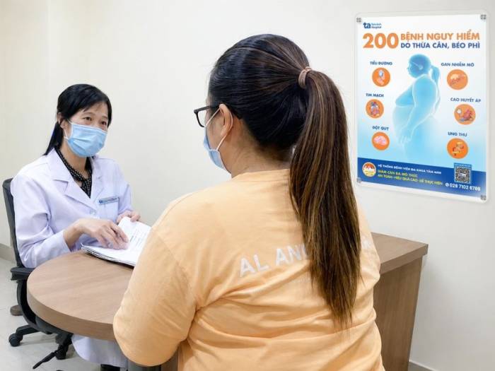 Bác sĩ Hà tư vấn giảm cân cho Thy. Ảnh: Bệnh viện Đa khoa Tâm Anh