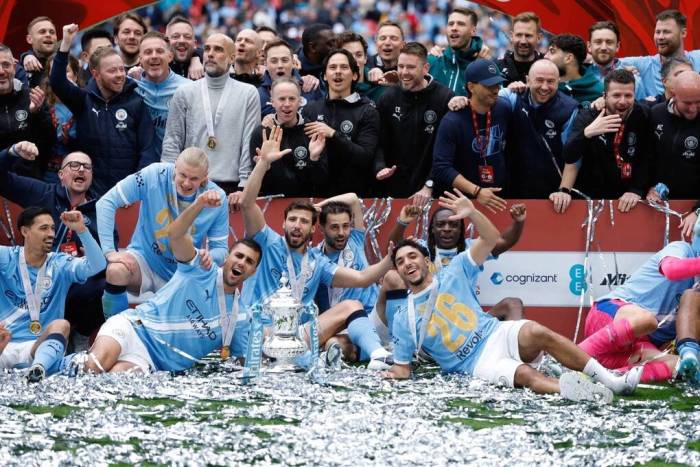 Các cầu thủ và ban huấn luyện Man City mừng Cup FA sau chiến thắng 1-0 trước Chelsea trên sân Wembley, London, Anh ngày 16/5/2026. Ảnh: Reuters