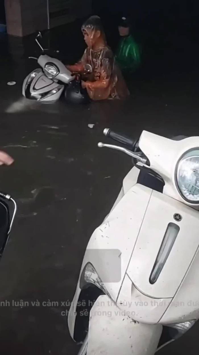 Nước tràn hầm chung cư, dân chung cư TP Vinh bì bõm cứu tài sản