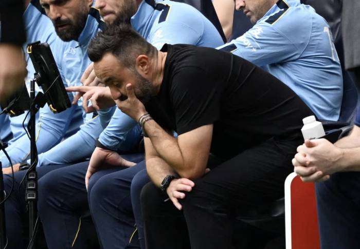 HLV Roberto De Zerbi thất vọng sau khi Tottenham thủng lưới bàn thứ ba trong trận gặp Aston Villa. Ảnh: Reuters