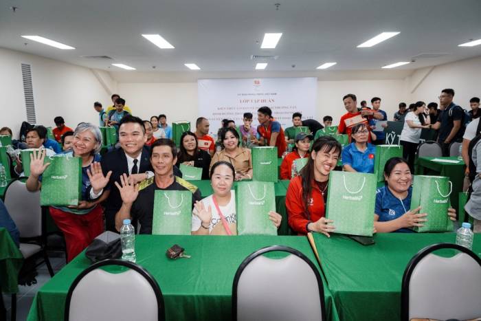 Các VĐV chụp lưu niệm tại buổi đào tạo dinh dưỡng. Ảnh: Herbalife