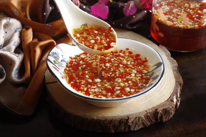 Nước mắm tỏi ớt chua ngọt. Ảnh: Bùi Thủy