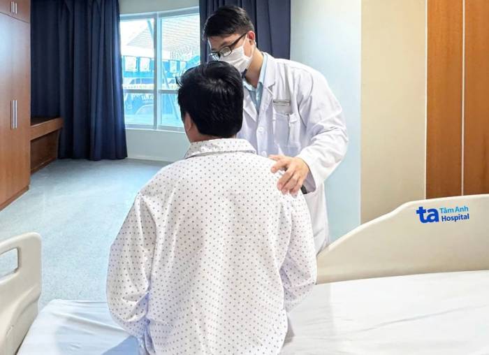 Bác sĩ đang thăm khám cho ông Trí sau dùng thuốc tiêu sợi huyết. Ảnh: Bệnh viện Đa khoa Tâm Anh