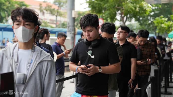 Dòng người đứng trước cửa hàng TopZone trên đường Hàm Nghi (TP HCM), chờ nhận iPhone mới. Ảnh: Thanh Tùng