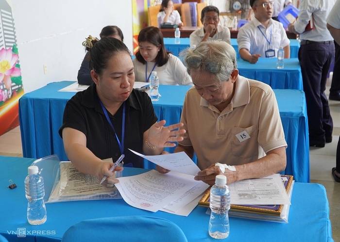 Người dân làm thủ tục nhận tiền đền bù ở phường Bình Trưng, chiều 28/9. Ảnh: Giang Anh