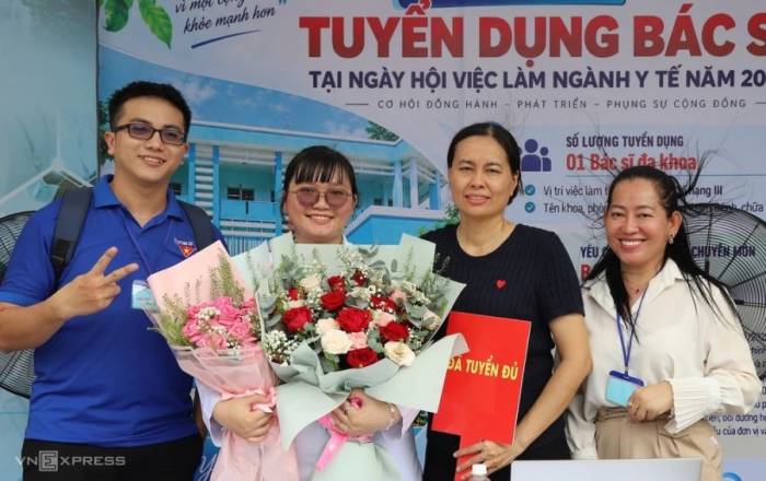 Trạm Y tế phường Bình Hưng treo bảng đã tuyển đủ bác sĩ đa khoa. Ảnh: Lê Phương