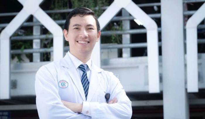 Bác sĩ Hồ Khánh Thành, Bệnh viện Chợ Rẫy - một trong 5 y bác sĩ tham gia đỡ đẻ cho sản phụ trên máy bay từ Đan Mạch về Việt Nam. Ảnh: Bệnh viện cung cấp