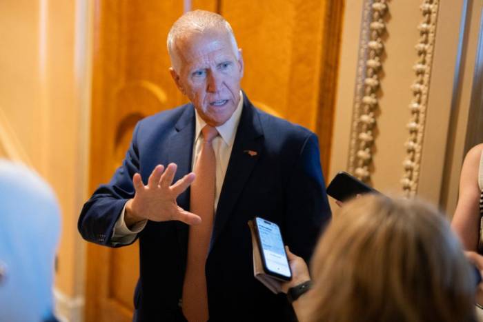 Thượng nghị sĩ Thom Tillis trả lời phóng viên tại tòa nhà Quốc hội Mỹ ở Washington ngày 23/7. Ảnh: AFP