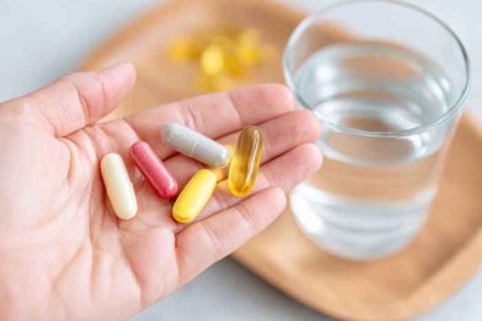Dùng đồng thời nhiều sản phẩm bổ sung có thể khiến một số vitamin được nạp vào cơ thể vượt nhu cầu. Ảnh minh họa: Vecteezy