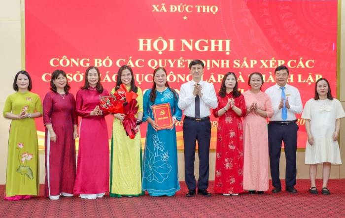 Xã Đức Thọ công bố quyết định bổ nhiệm lãnh đạo các trường học trên địa bàn, ngày 28/8. Ảnh: Đức Thanh