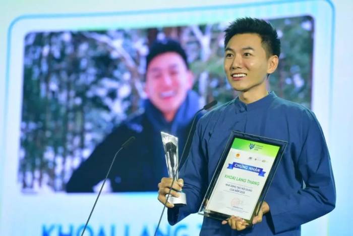 Khoai Lang Thang nhận giải Nhà sáng tạo của năm tại Vietnam iContent 2025. Ảnh:Quỳnh Trần