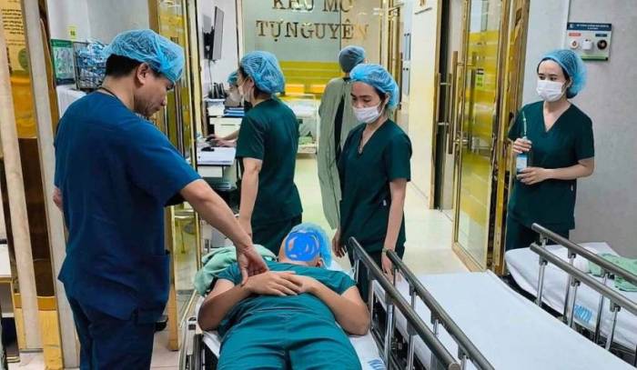 Người đàn ông ngất xỉu khi vào phòng mổ cùng vợ. Ảnh: Bác sĩ cung cấp