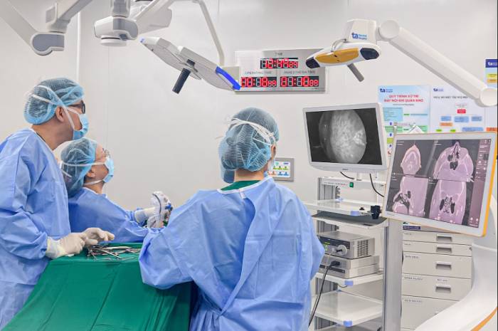 GS Chung Thủy (giữa) và êkíp đang phẫu thuật kết hợp hệ thống định vị IGS ứng dụng AI và nội soi. Ảnh: Bệnh viện Đa khoa Tâm Anh