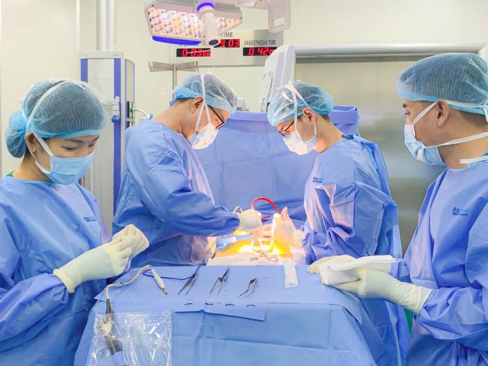 Bác sĩ Khánh (thứ hai, bên phải) phẫu thuật cột sống cho người bệnh. Ảnh: Bệnh viện Đa khoa Tâm Anh