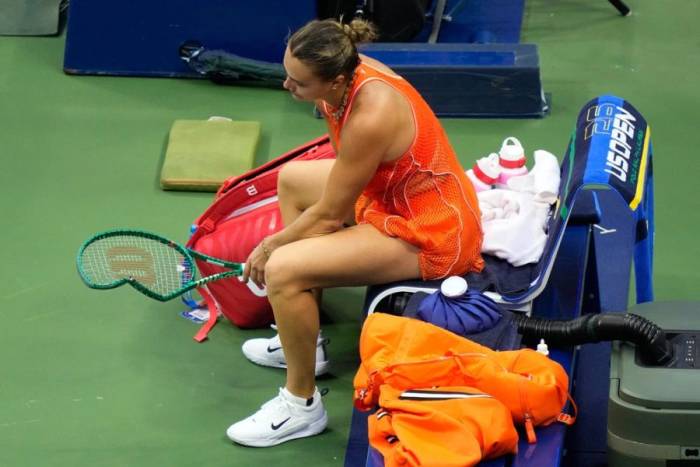 Sabalenka đập vợt sau khi thua Rybakina ở chung kết đơn nữ Mỹ Mở rộng, tại sân Arthur Ashe, Trung tâm Quần vợt Quốc gia Billie Jean King, Flushing Meadows, New York, Mỹ ngày 12/9/2026. Ảnh: AP