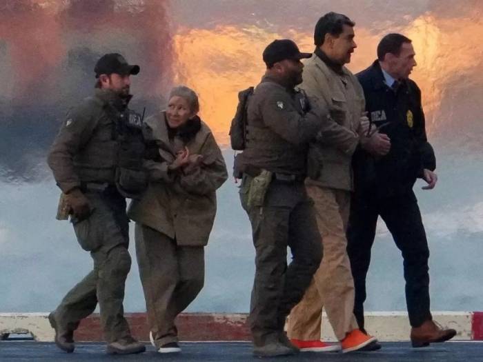 Vợ chồng Tổng thống Nicolas Maduro bị đưa ra khỏi trực thăng để tới tòa án New York hồi tháng 1. Ảnh: Reuters