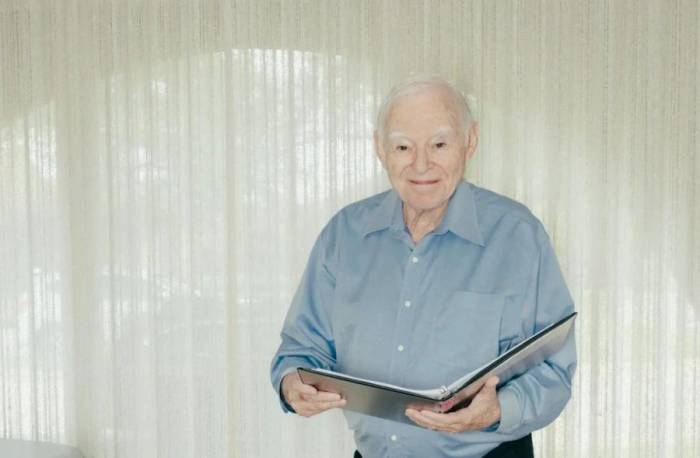 Ông Ralph Rehbock, 91 tuổi, thành viên một nhóm hát sinh hoạt hàng tuần. Ảnh: Nytimes
