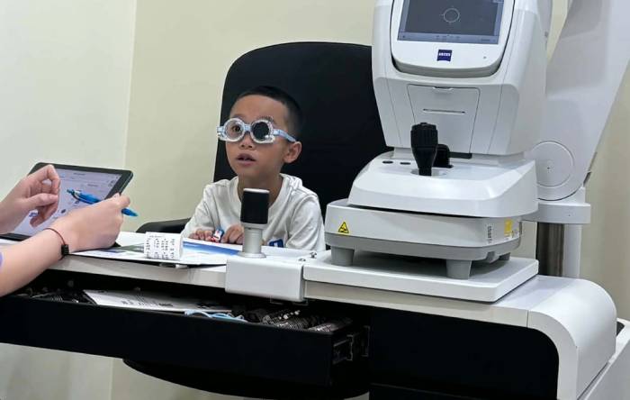 Khám mắt định kỳ giúp phát hiện sớm các tật khúc xạ, bệnh mắt có yếu tố gia đình. Ảnh minh họa: Anh Chi