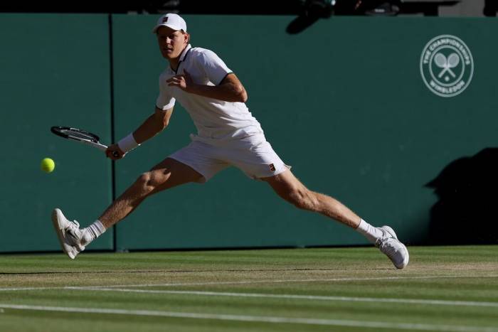 Sinner đánh thuận tay trong trận chung kết đơn nam Wimbledon gặp Alexander Zverev tại sân Trung tâm, tổ hợp All England Club, London, Anh ngày 12/7/2026. Ảnh: Reuters