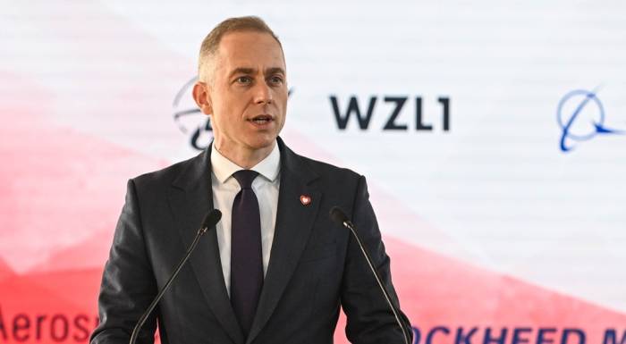 Polands Deputy Defence Minister Cezary Tomczyk speaks at a ceremony in Dęblin on Monday marking a deal to service engines for Polands new Apache helicopters.PAP/Wojtek Jargiło  Thứ trưởng Quốc phòng Ba Lan Cezary Tomczyk phát biểu tại thị trấn Deblin ngày 28/9. Ảnh: PAP