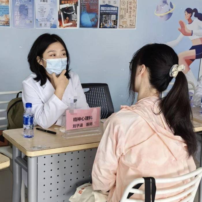 Nữ tiến sĩ y khoa Liu Zihan tư vấn cho bệnh nhân ở Chu Hải (Trung Quốc) năm 2025. Ảnh: Jimu News