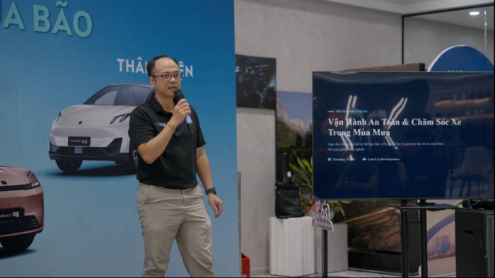 Ông Phạm Ngọc Hoàn, Khối dịch vụ hậu mãi Tasco Auto chia sẻ kinh nghiệm vận hành, chăm sóc xe Lynk & Co trong mùa mưa bão. Ảnh: Lynk & Co