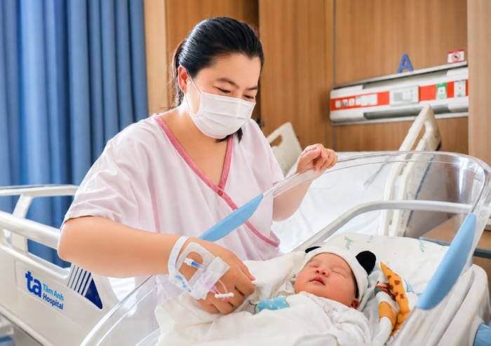 Chị Nguyệt bên con gái mới sinh tại bệnh viện Đa khoa Tâm Anh TP HCM. Ảnh: Nguyệt Nhi