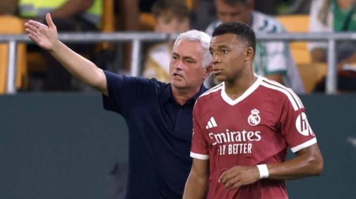 HLV Jose Mourinho chỉ đạo Kylian Mbappe trong trận Real thua Betis 0-1 ở vòng 4 La Liga trên sân La Cartuja, Sevilla, Tây Ban Nha ngày 4/9/2026. Ảnh: Reuters