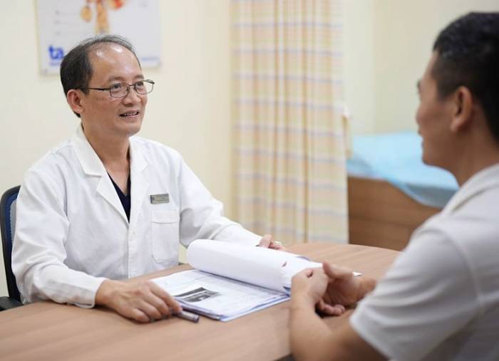 Bác sĩ Khanh khám và tư vấn cho người bệnh về vấn đề trào ngược dạ dày thực quản. Ảnh: Bệnh viện Đa khoa Tâm Anh