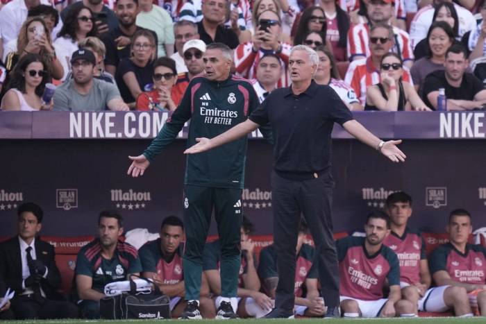 HLV Mourinho (phải) chỉ đạo trong trận Real thua Atletico 1-2 ở vòng 7 La Liga, trên sân Metropolitano, Madrid, ngày 20/9/2026. Ảnh: AP