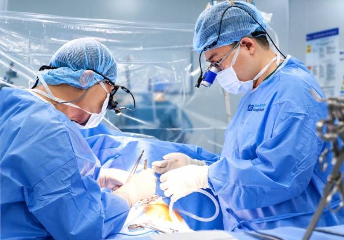 Bác sĩ Khang (trái) cùng ê kíp phẫu thuật sửa van tim cho bệnh nhân. Ảnh: Bệnh viện Đa khoa Tâm Anh