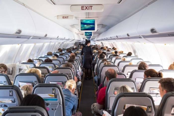Tiếp viên đang đi dọc lối đi để kiểm tra an toàn bay. Ảnh: My fly right
