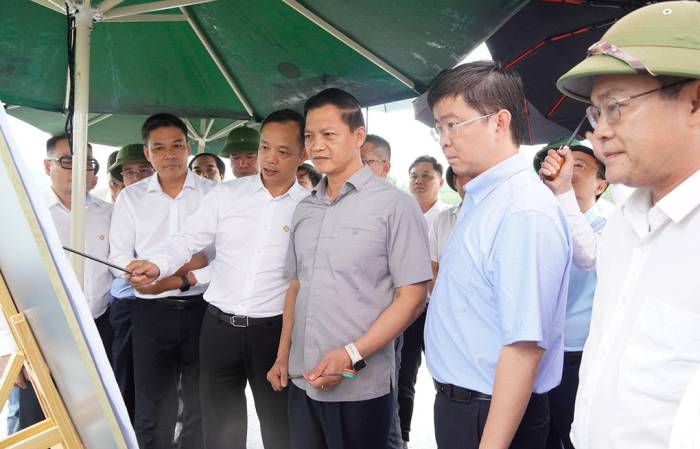 Bí thư Tỉnh ủy Vương Quốc Tuấn và Chủ tịch tỉnh Bùi Hoàng Phương cùng các lãnh đạo tỉnh kiểm tra thực địa để triển khai Dự án quần thể du lịch sinh thái, nghỉ dưỡng và vui chơi giải trí núi U Bò - hồ Thác Chuối, chiều 24/9. Ảnh: Cổng thông tin điện tử tỉnh Quảng Trị