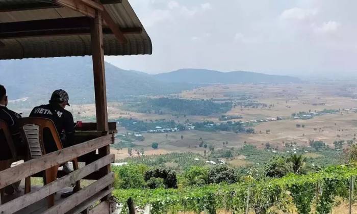 Hàng quán tự phát trên đường lên núi Dài, xã Tri Tôn. Ảnh: