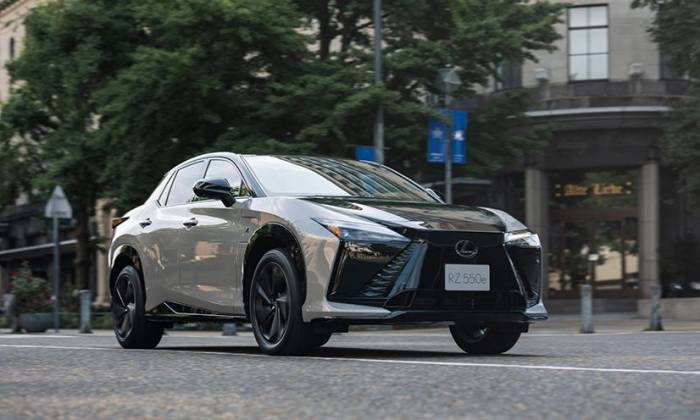 Xe điện Lexus RZ thế hệ hiện hành. Ảnh: Lexus