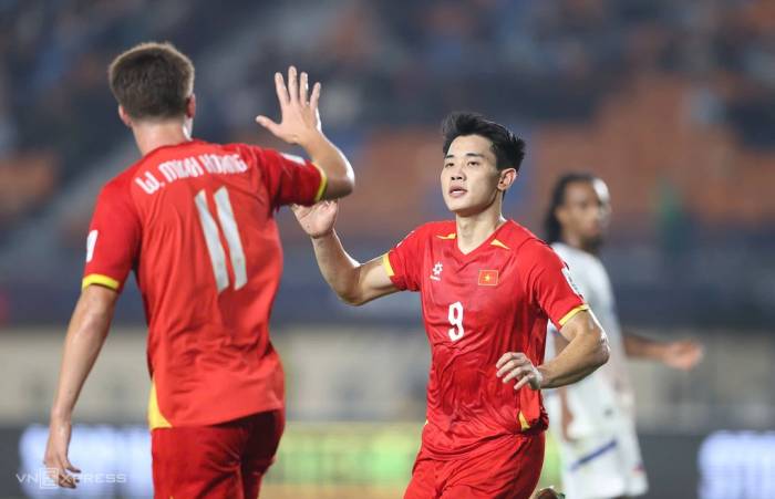 Đình Bắc đập tay ăn mừng bàn mở tỷ số với Williams Minh Hoàng ở trận Việt Nam thắng Philippines 1-0 lượt đầu bảng B hạng Nhất FIFA ASEAN Cup 2026 trên sân Si Jalak Harupat, thành phố Bandung, Indonesia tối 26/9/2026. Ảnh: Đức Đồng