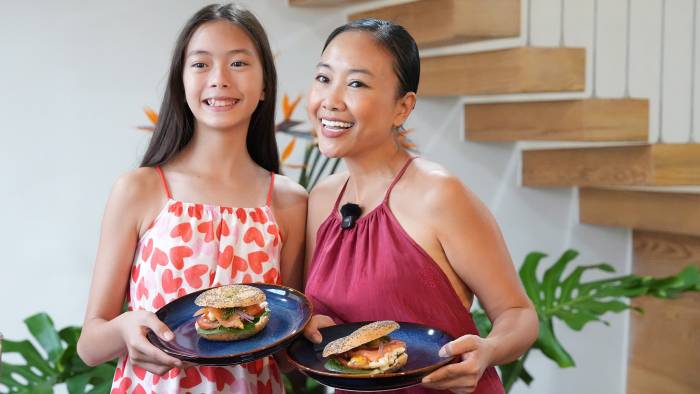 Đoan Trang làm món Bagel cá hồi Thụy Điển