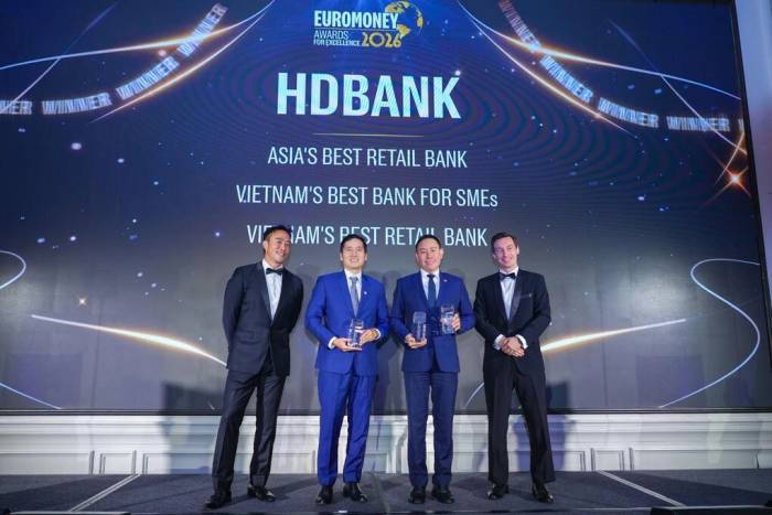 Đại diện nhà băng nhận giải thưởng. Ảnh: HDBank