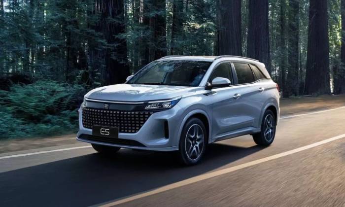 Mẫu E5 hybrid tại Trung Quốc. Ảnh: DFSK