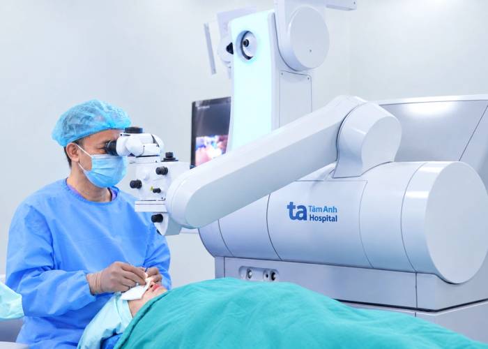 PGS Hiệp phẫu thuật mắt cho chị Hường. Ảnh: Bệnh viện Đa khoa Tâm Anh