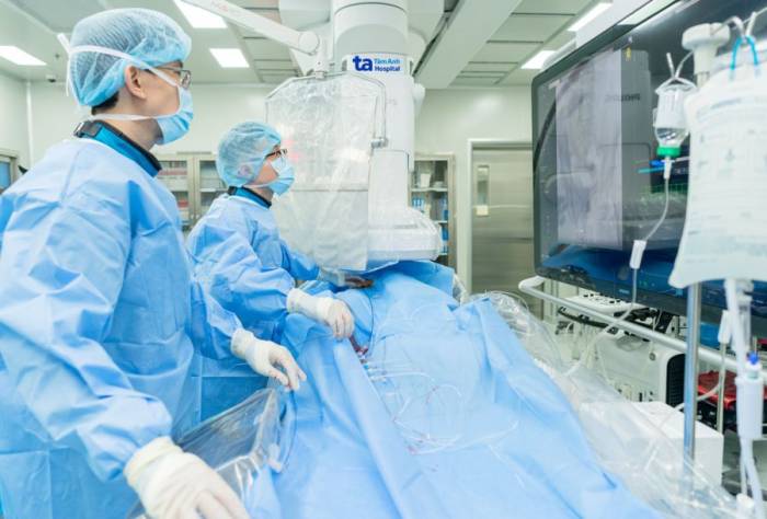 Êkíp bác sĩ Trung tâm Tim mạch Can thiệp đặt stent tái thông mạch vành cho người bệnh. Ảnh: Bệnh viện Đa khoa Tâm Anh